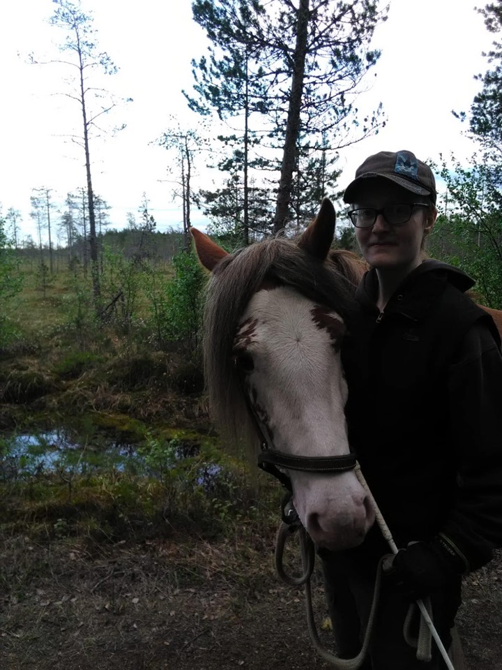 Budkavleritten 2020 - Beatrice Nilsson på promenad med Tinkerhästen Nolbackens Amber