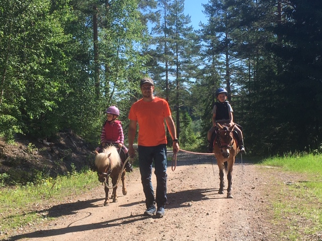 Arne Nilsson 8 åt på sitt Gotlandsruss Carizma och Elna Nilsson på sin Shadow