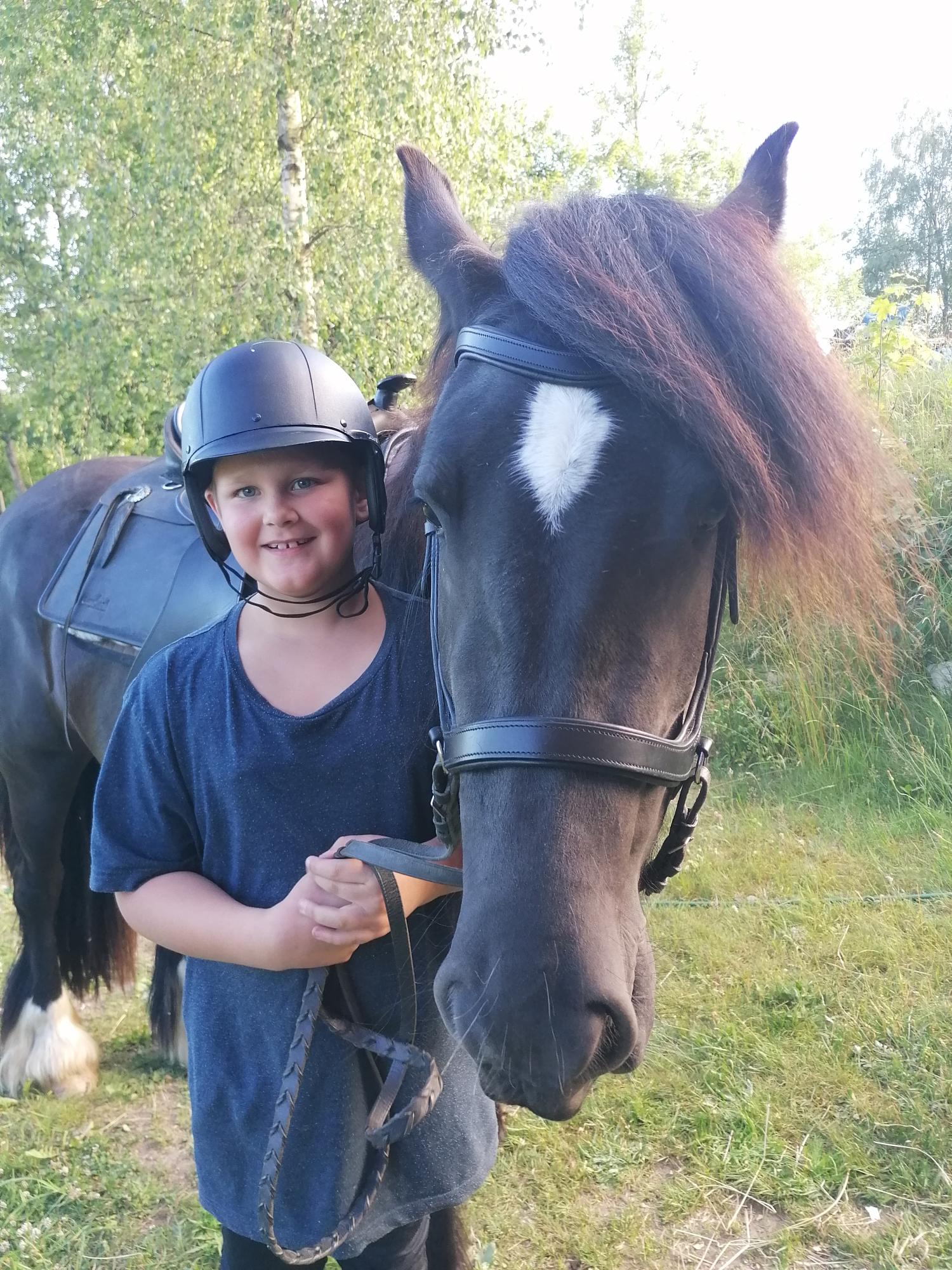 Joel tillsammans med tinkerhästen båröds black kassie