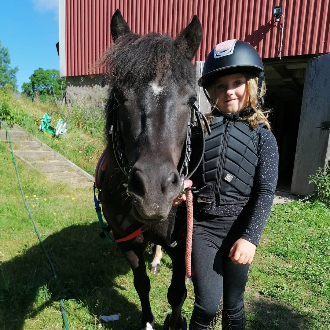 Maya tillsammans med shetlandsponnyn pärlan